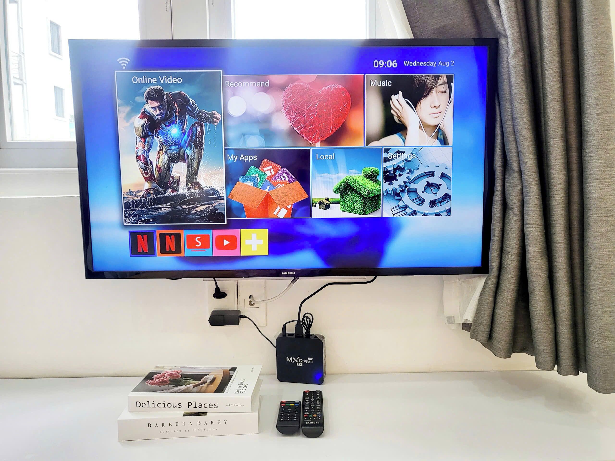 Escritorio, espacio para trabajar con laptop y cortinas blackout 