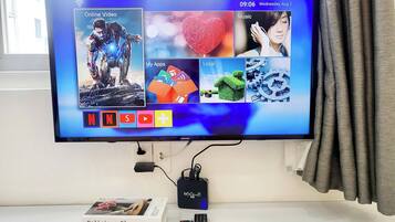 Escritorio, espacio para trabajar con laptop y cortinas blackout