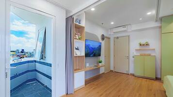 Escritorio, espacio para trabajar con laptop y cortinas blackout