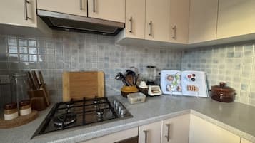 Wasserkocher mit Kaffee-/Teezubehör, Kühlschrank, Mikrowelle, Ofen