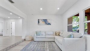 Living area - Modern Waterfront Retreat, Near  Fort Lauderdale (Fort Lauderdale)