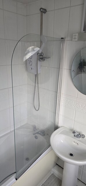 A bathroom with a glass shower enclosure, a white sink, and a mirror. - King size bed ensuite bathroom wifi near university hospital Birmingham (Birmingham)
