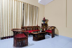 Una sala de estar con sofá, sillones y una mesa de centro.