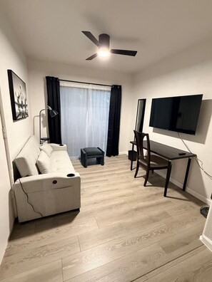 Living area - Peaceful 3-bedroom townhome in gated community in Tucson with pool and jacuzzi (Tucson)