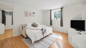 1 slaapkamer, een strijkplank/strijkijzer, wifi, beddengoed