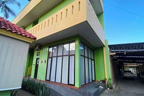 Exterior - OYO 95373 Giriwardoyo Family Guest House (Yogyakarta)