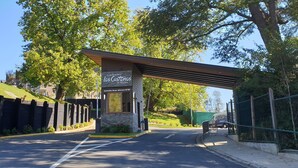 A gated entrance to a residential area with a sign indicating 'Condominio Los Castanos de Alicura'. - Apartment in Alicura - Pucón (Pucon)