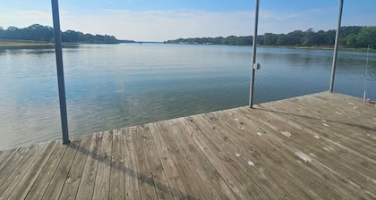 Waterfront LakeHouse with dock in peaceful Quinlan with option of boat rental.