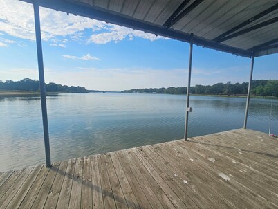 Waterfront LakeHouse with dock in peaceful Quinlan with option of boat rental.