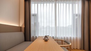 Una habitación moderna con una mesa de madera y un banco acolchado.