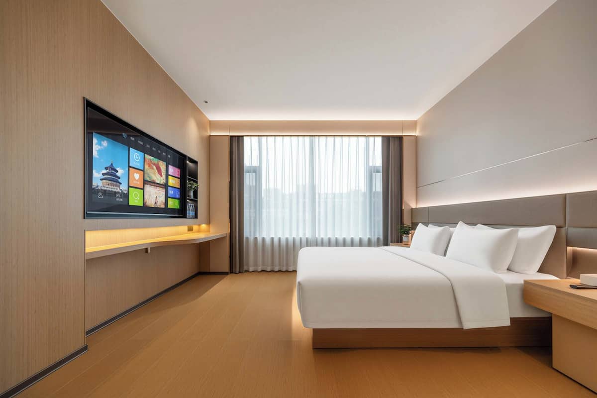 Minibar, escritorio y espacio para trabajar con laptop