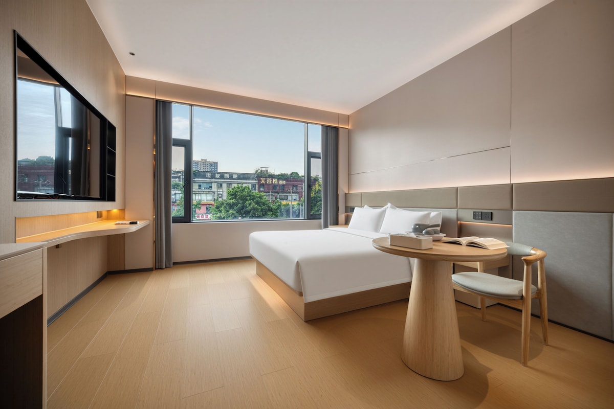 Habitación doble superior, vistas a la ciudad | Minibar, escritorio, espacio para trabajar con un portátil