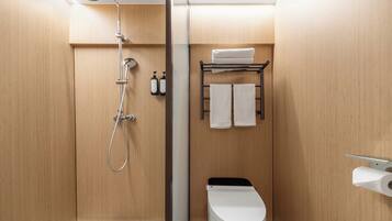 Comfort-Zweibettzimmer, Stadtblick | Badezimmer | Dusche, kostenlose Toilettenartikel, Haartrockner, Hausschuhe