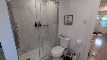 Serviettes fournies, savon, papier de toilette