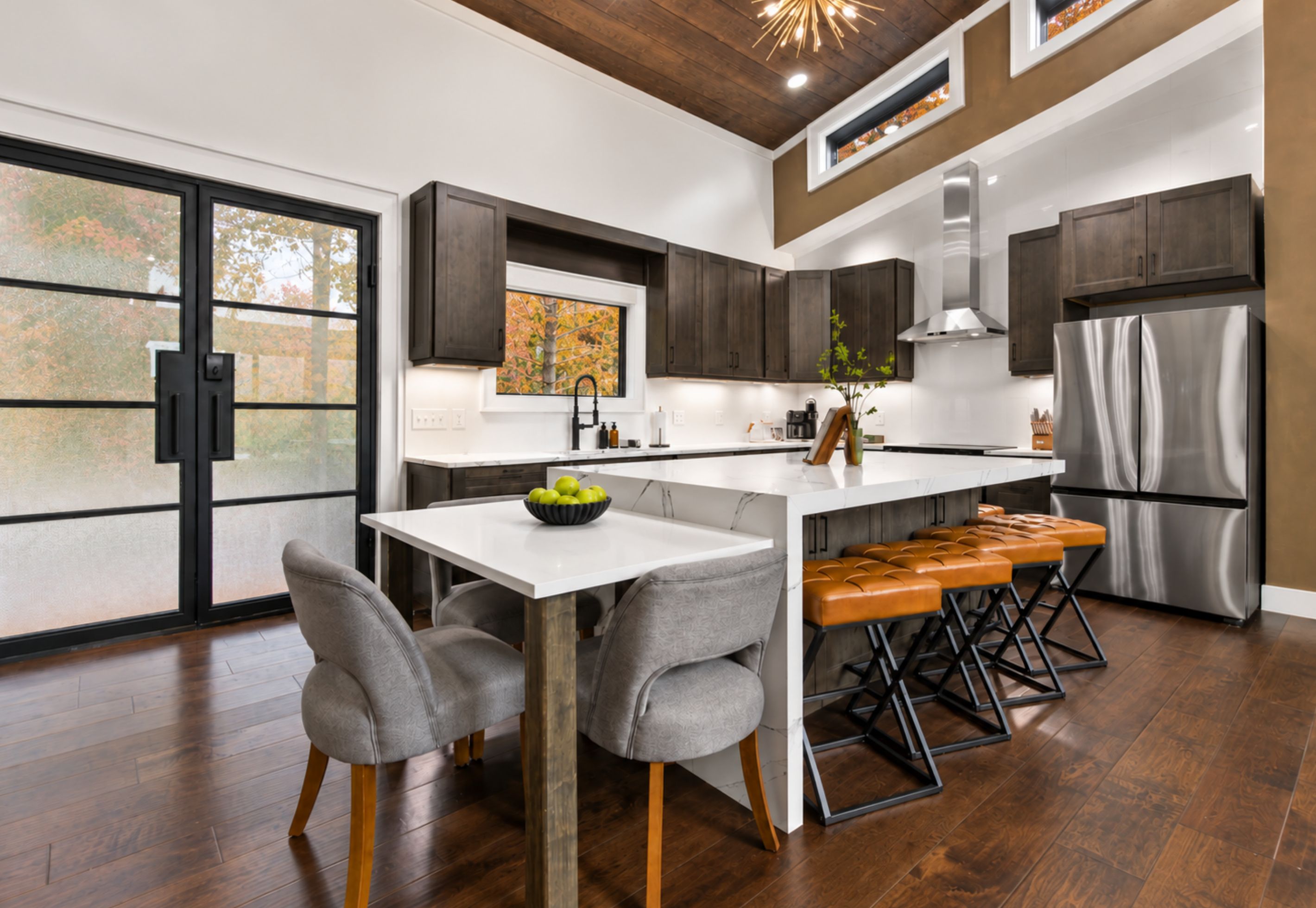 Welcome in to an open-concept kitchen made for slow breakfasts and long conversations. Soaring ceilings and warm, earthy tones.