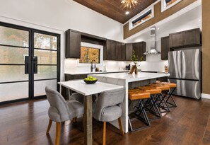 Welcome in to an open-concept kitchen made for slow breakfasts and long conversations. Soaring ceilings and warm, earthy tones. - Bluebird Reserve: Dome • Sauna • Hot-Tub • Cold Plunge • Fire-Pit • Putt • Views (Mineral Bluff)