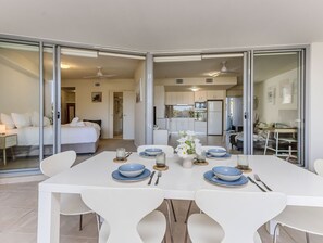 Ein modernes Hotelzimmer mit Essbereich, einer Küche und einem Schlafzimmer.