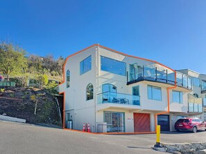 Um hotel com vários andares e design moderno, com varandas e grandes janelas.