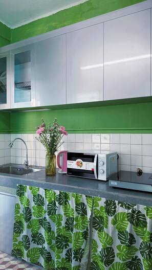 Private kitchen - Cozy 2BR Retreat with Outdoor Living & Garden (Hoa Cuong)