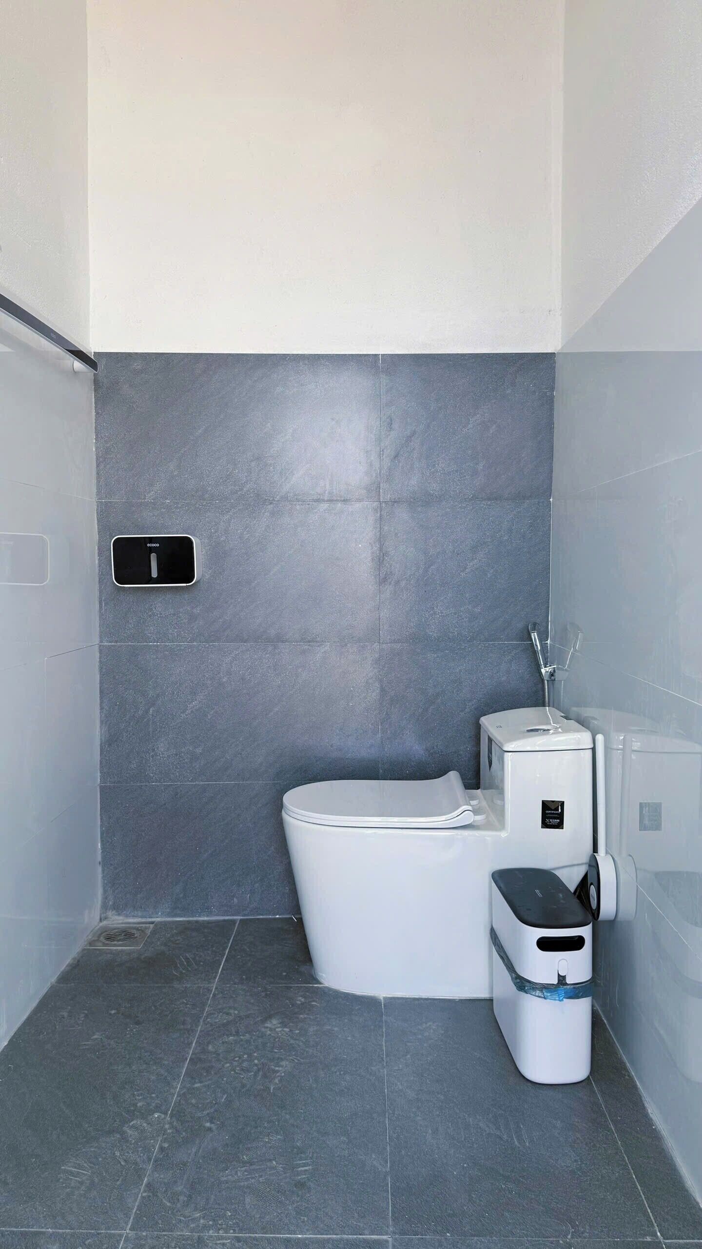 Sèche-cheveux, bidet, serviettes fournies, savon