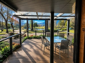 Superior-bungalow, jokinäköala | Ulkoruokailutilat
