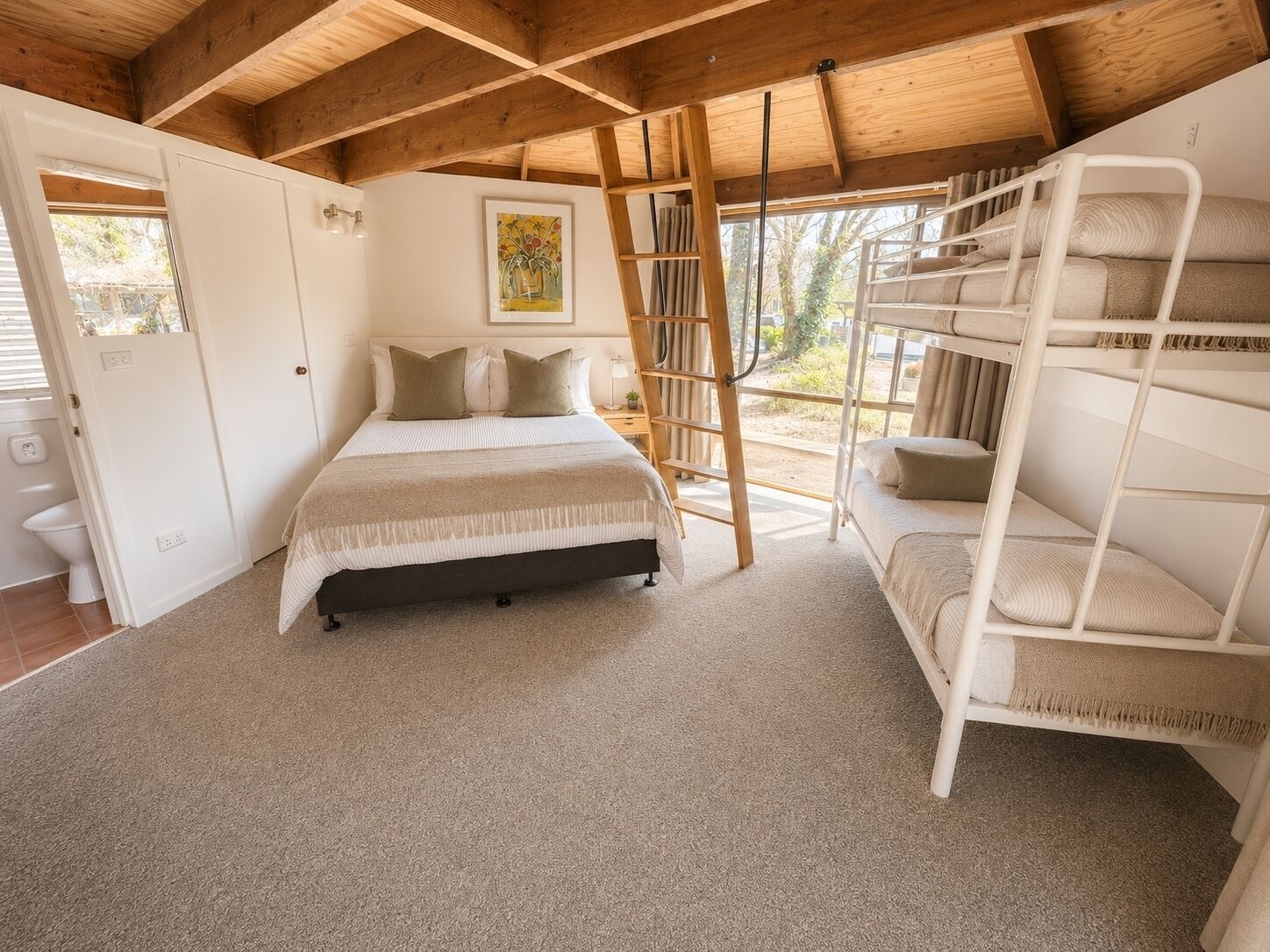 Superior-Bungalow, Flussblick (Loft Yurt) | Bügeleisen/Bügelbrett, kostenloses WLAN, Bettwäsche
