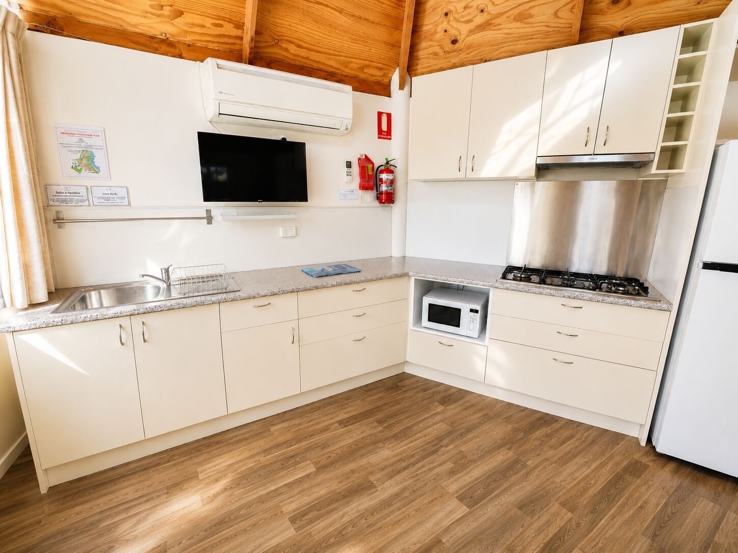 Bungalow superior, vista al río (Loft Yurt) | Cocina privada
