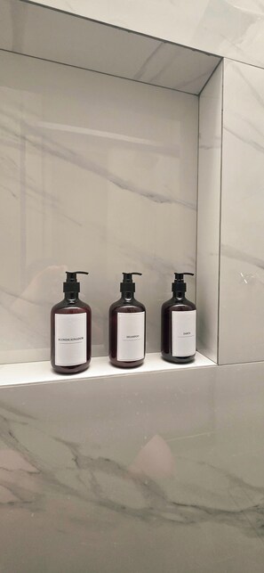 Dusj, hårføner, håndklær og såpe