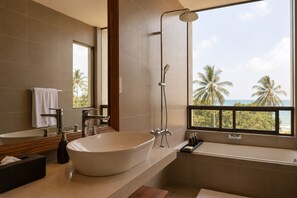 ห้องดีลักซ์ดับเบิล, ระเบียง, วิวชายหาด | ห้องน้ำ | ของใช้ในห้องน้ำฟรี, ไดร์เป่าผม, ผ้าเช็ดตัว, สบู่