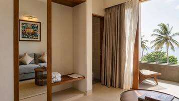 Deluxe Double Room, Balcony, Beach View | Living area