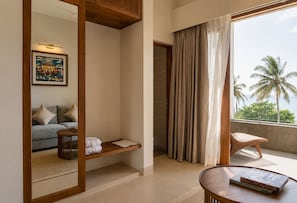 Habitación doble Deluxe, balcón, vista a la playa | Área de sala de estar