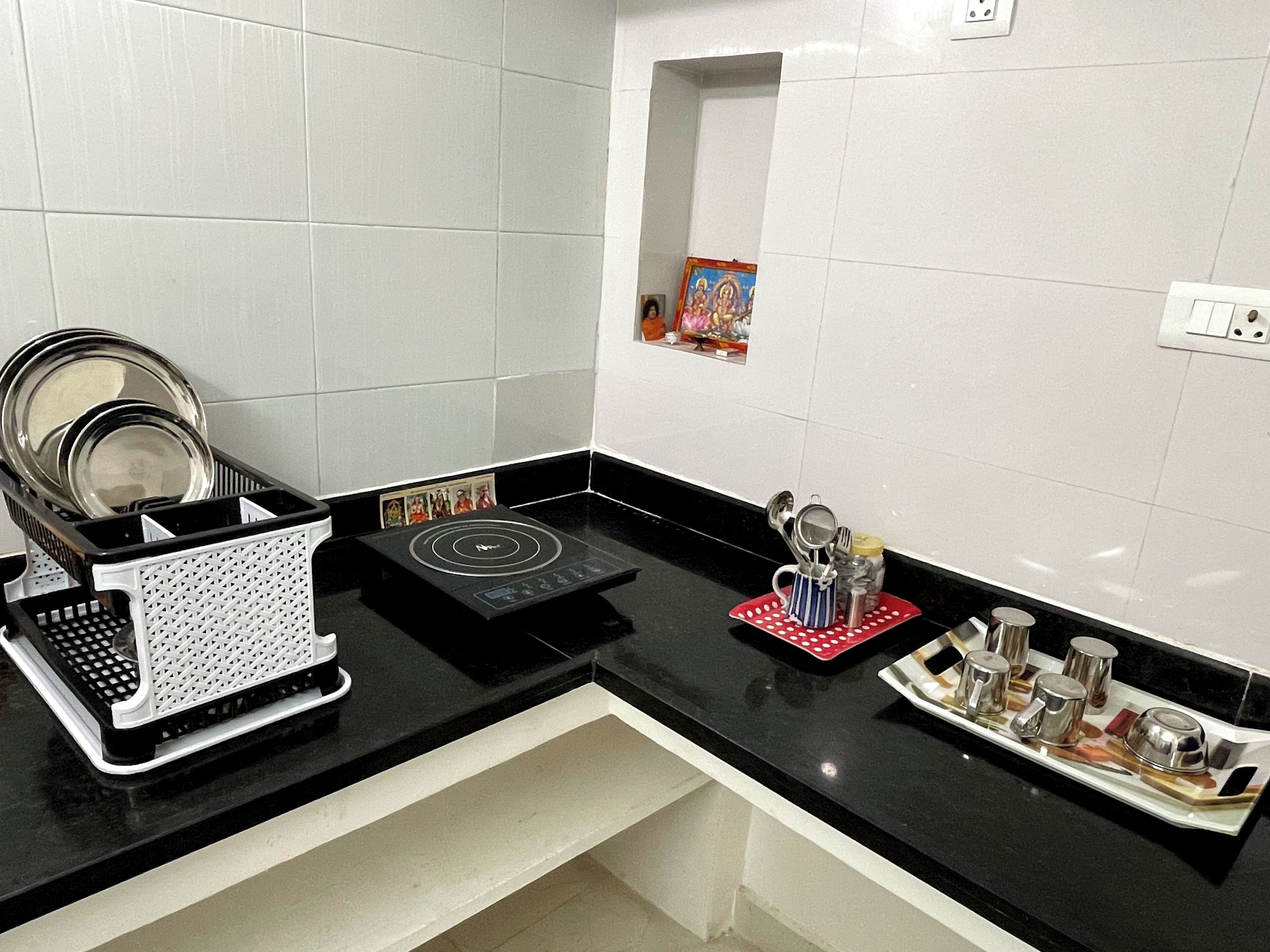 Kühlschrank, Herdplatte, Wasserkocher, Toaster