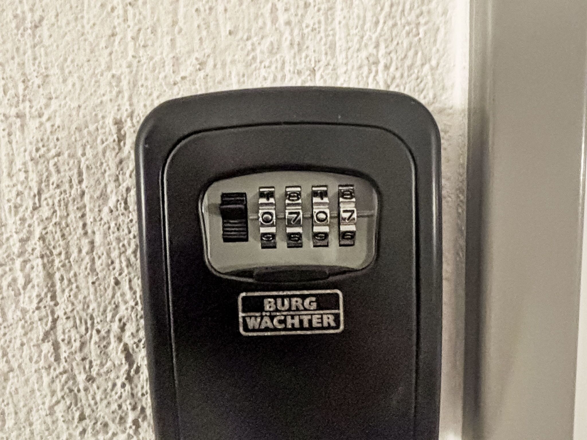 A door lock with a numeric keypad and the inscription 'BURG WACHTER'.