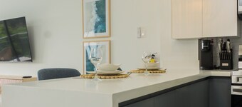 Sol a 6th-floor High-rise Studio Panoramic Ocean Views Walk to Town