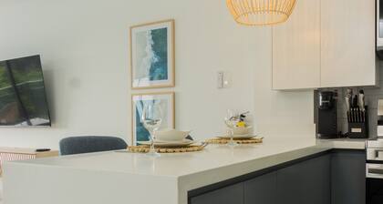 Sol a 6th-floor High-rise Studio Panoramic Ocean Views Walk to Town