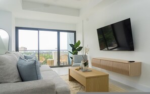 House - 6th-floor High-rise Studio Panoramic Ocean Views Walk to Town (Ocho Rios)