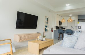 House - 6th-floor High-rise Studio Panoramic Ocean Views Walk to Town (Ocho Rios)