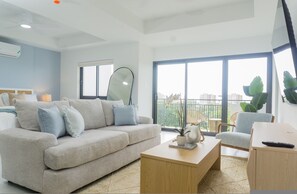 House - 6th-floor High-rise Studio Panoramic Ocean Views Walk to Town (Ocho Rios)
