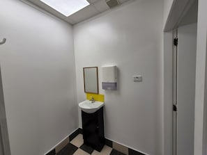 Habitación doble | Baño | Regadera, toallas, papel de baño