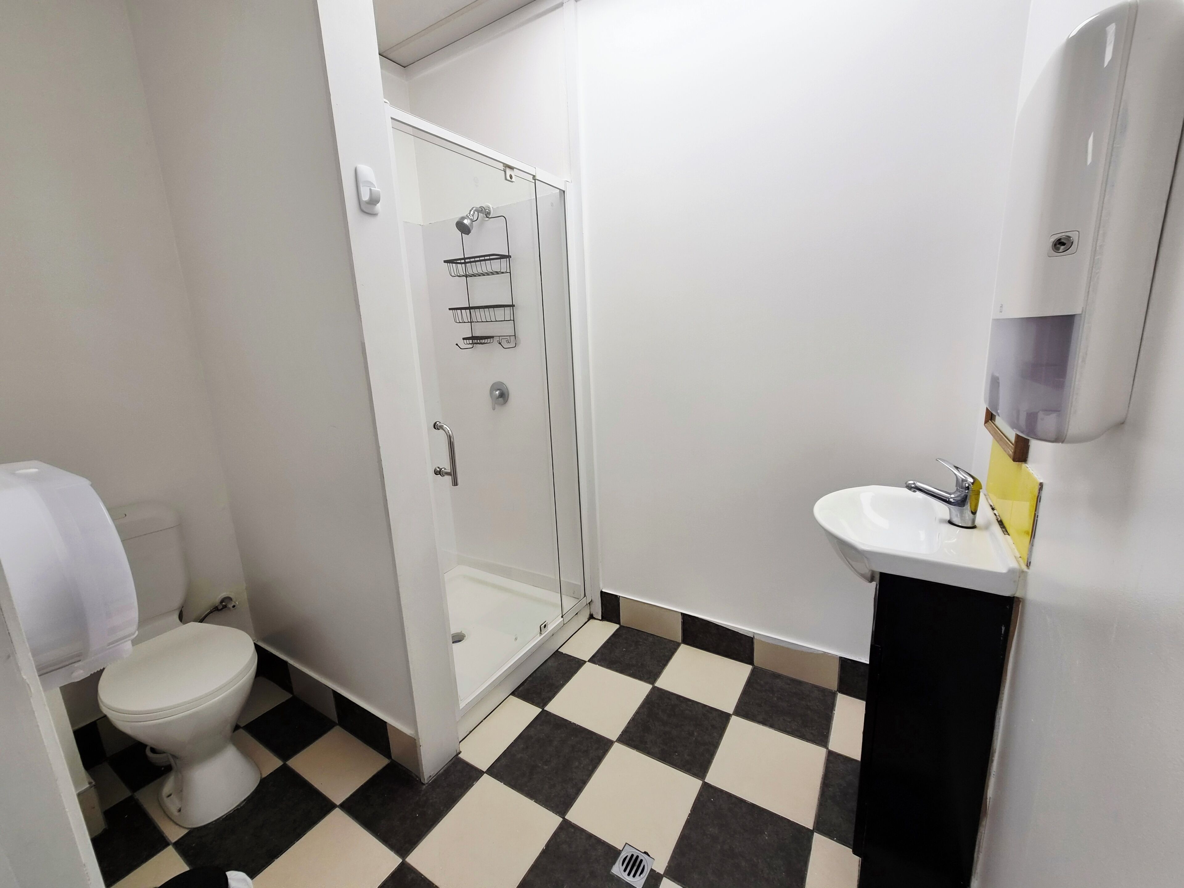 Habitación doble | Baño | Regadera, toallas, papel de baño 