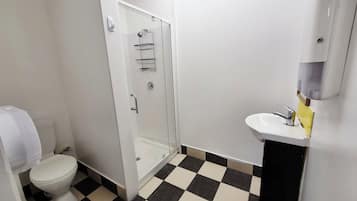 Habitación doble | Baño | Regadera, toallas, papel de baño
