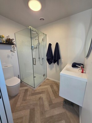 Shower, hair dryer, towels, soap - Jellicoe Retreat - 3 Bedroom House (Timaru)