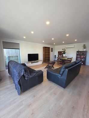Smart TV - Jellicoe Retreat - 3 Bedroom House (Timaru)