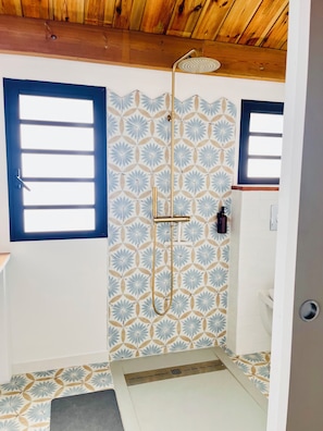 A bathroom with a shower, a window, and patterned tiles. - Studio for 2 people in Saint-Leu ⭐️⭐️⭐️ near the beach/expressway (Saint-Leu)