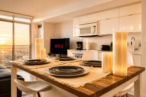 Refrigerador, microondas, horno, placa de cocina