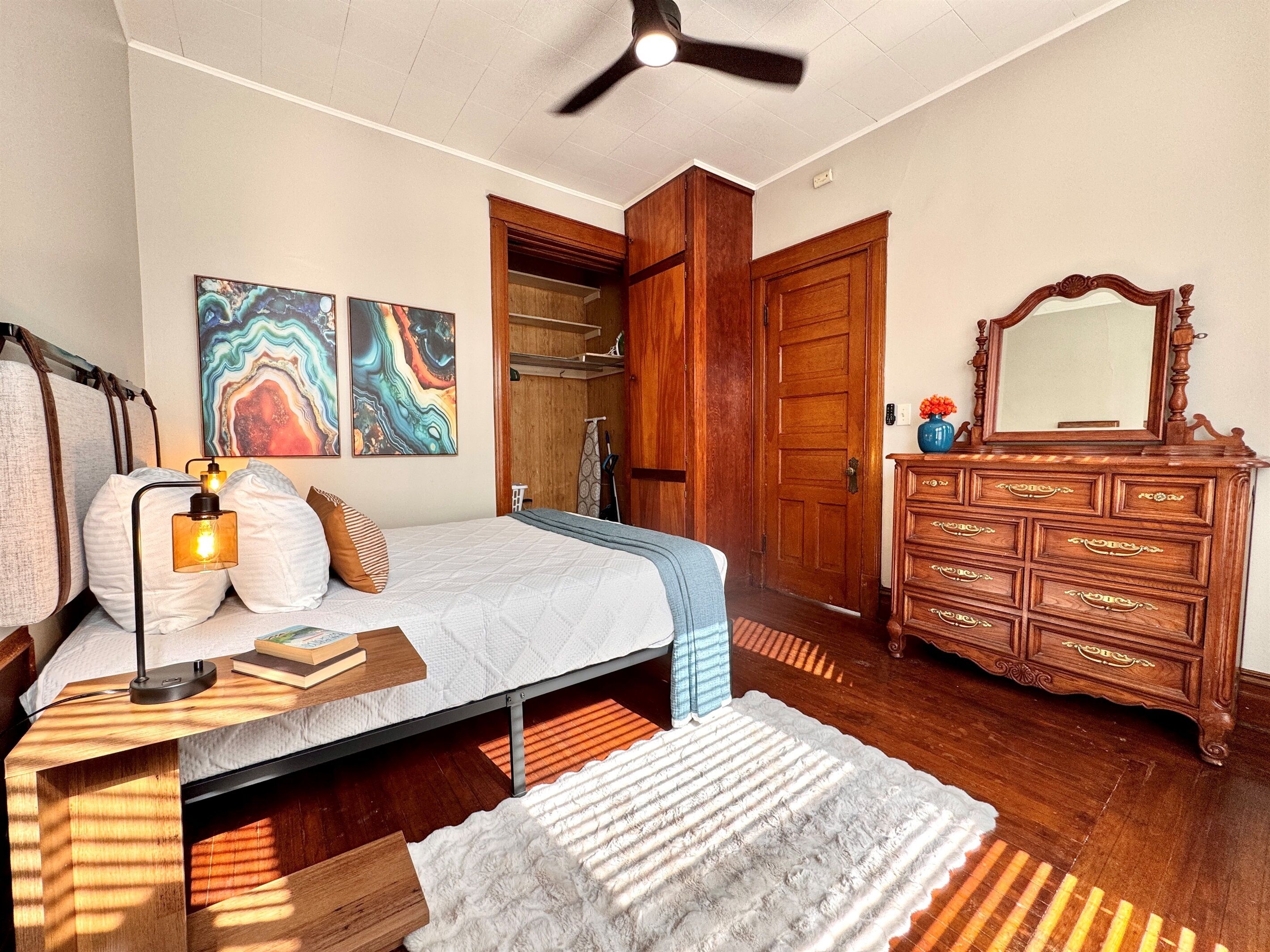 Iron/ironing board, WiFi (free), bed sheets