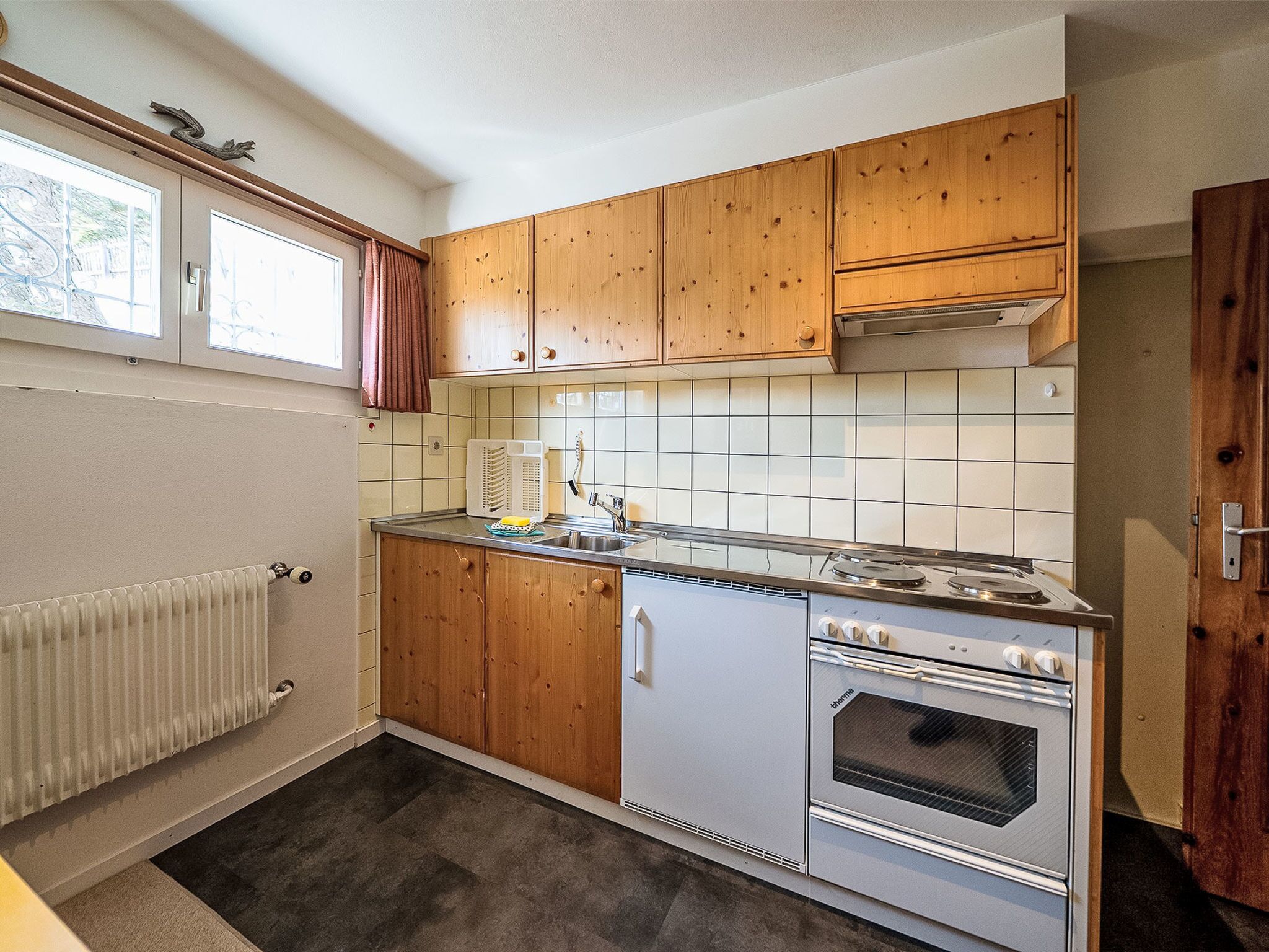 Fridge, cookware/dishes/utensils