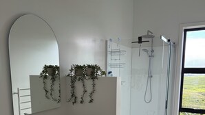Ducha, secador de pelo, toallas, jabón