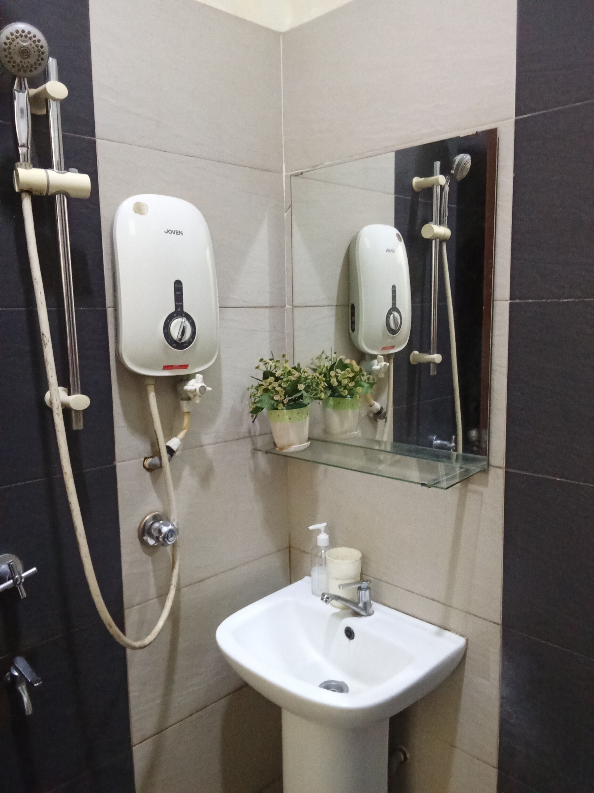 Standard Twin Room | Bathroom | Shower, towels, soap, shampoo