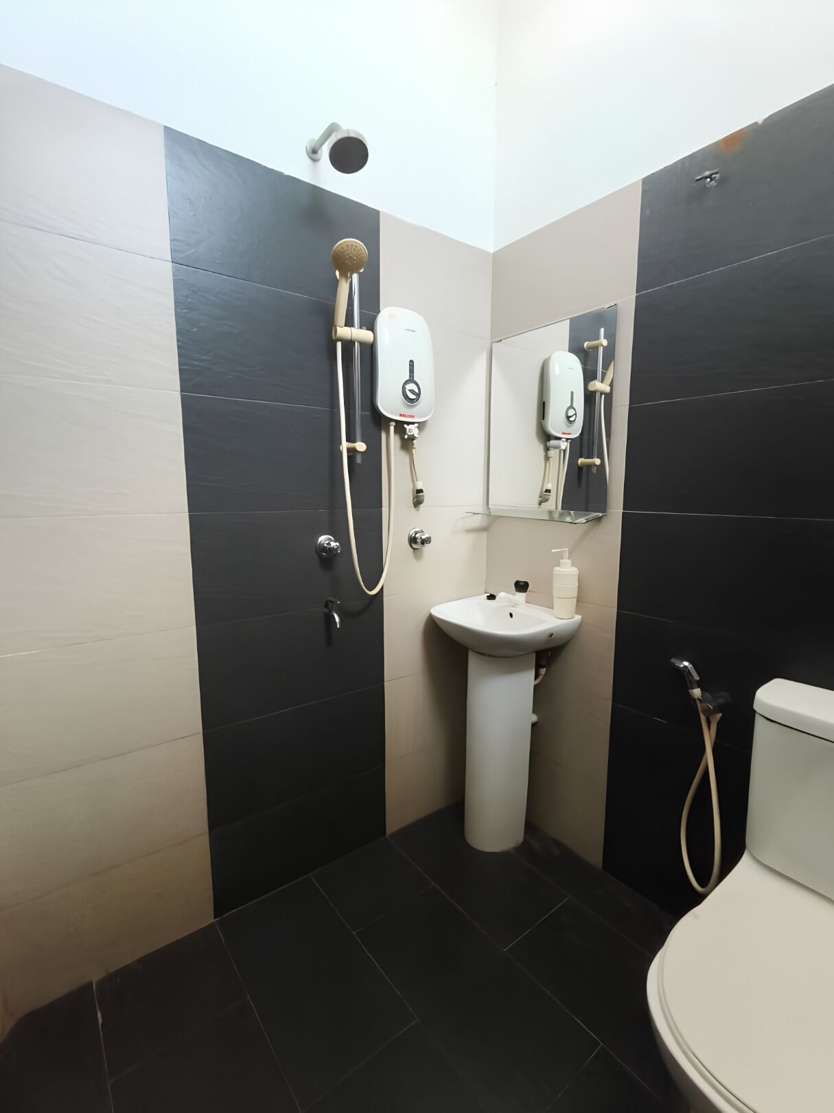 Standard Twin Room | Bathroom | Shower, towels, soap, shampoo